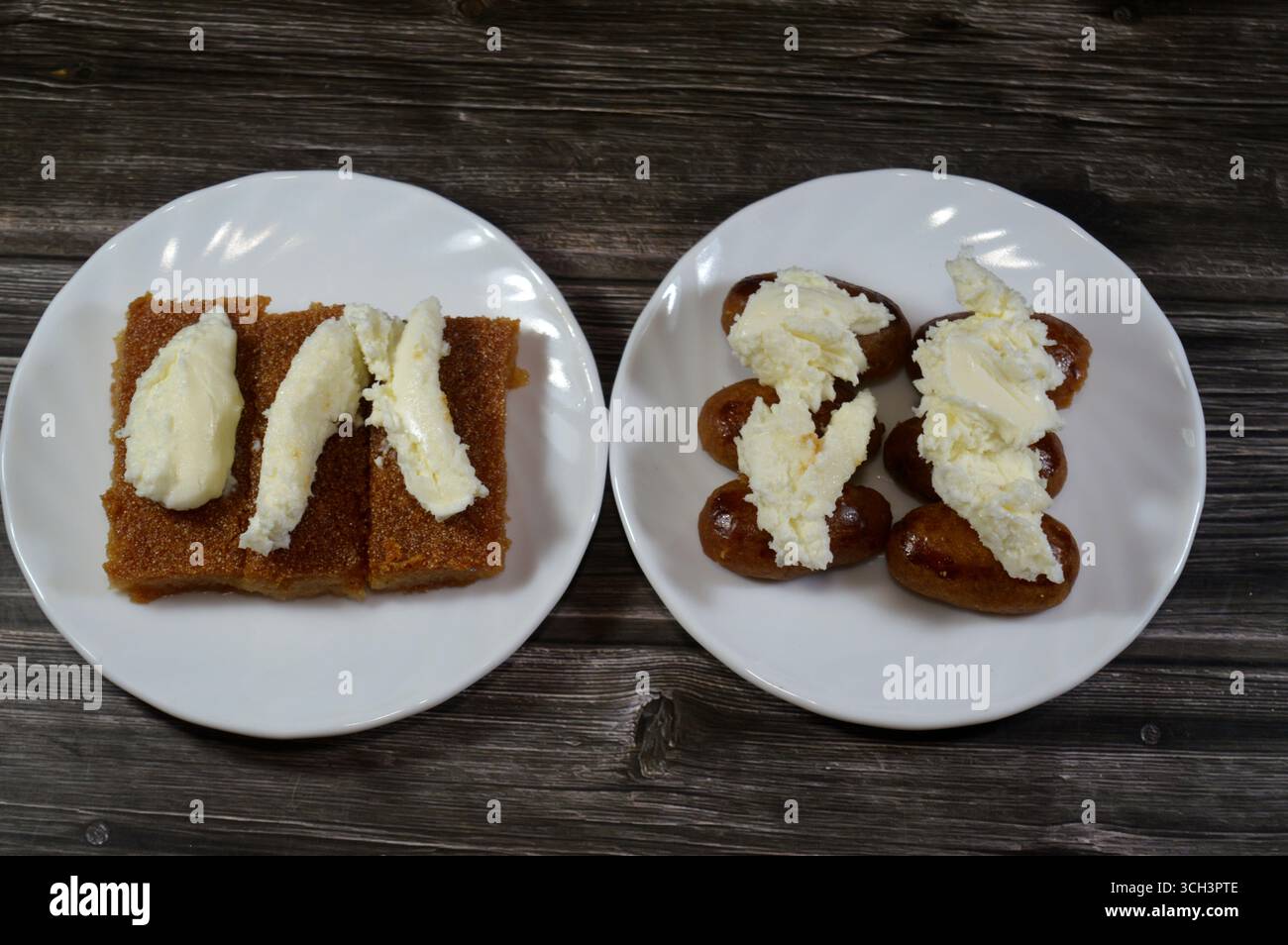 Desserts von Sekerpare (Romoosh el Set), Grießkekse, Romoush Elset mit Sirup, Plain Basbosa oder Basbusa mit Honigzuckersirup mit Milchcreme Q Stockfoto