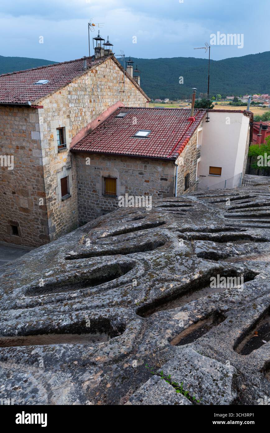 Frühmittelalterliche Nekropole in Regumiel de la Sierra, in der Sierra de la Demanda. Provinz Burgos, Kastilien und León, Spanien. Europa Stockfoto
