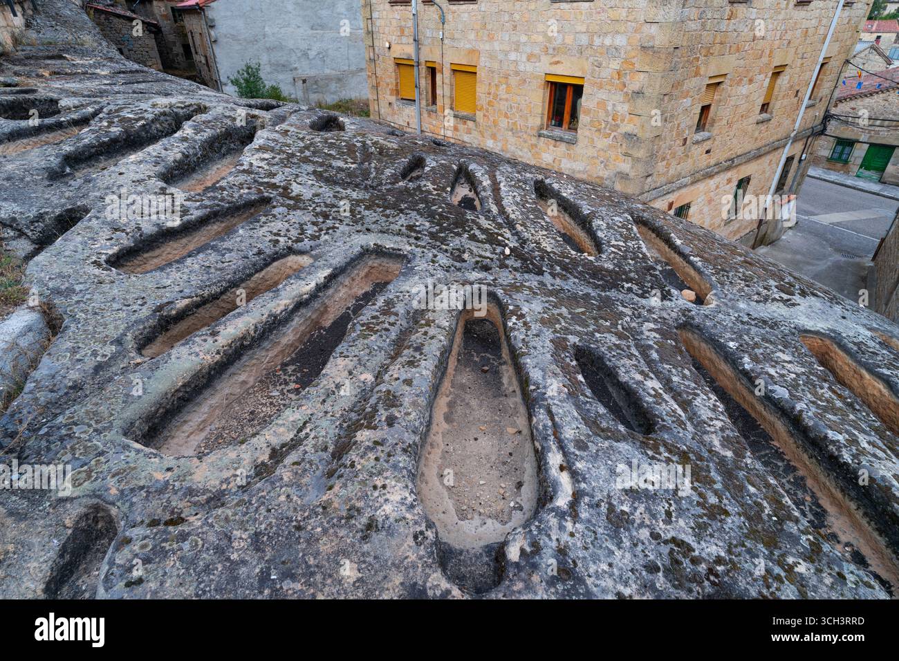 Frühmittelalterliche Nekropole in Regumiel de la Sierra, in der Sierra de la Demanda. Provinz Burgos, Kastilien und León, Spanien. Europa Stockfoto