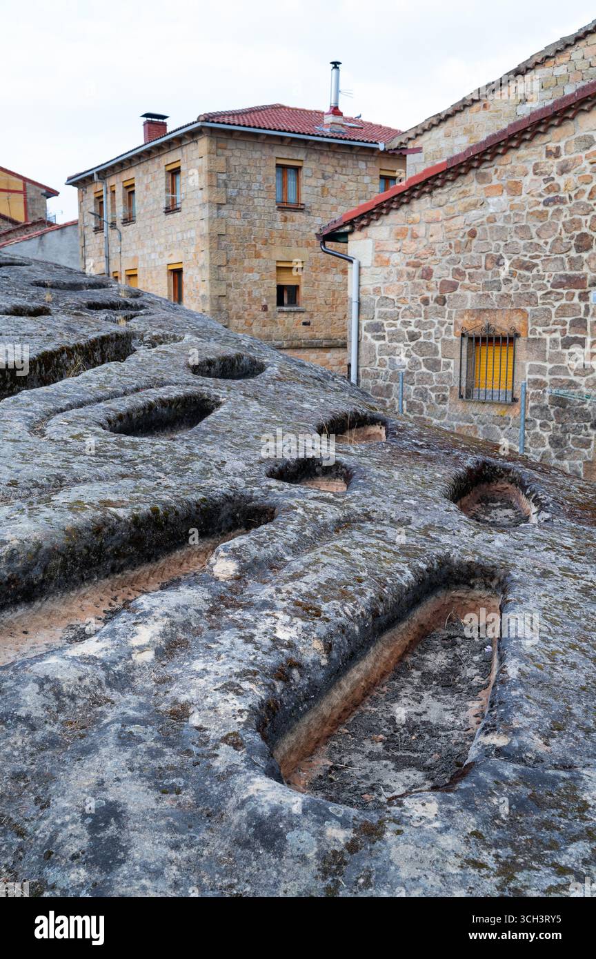 Frühmittelalterliche Nekropole in Regumiel de la Sierra, in der Sierra de la Demanda. Provinz Burgos, Kastilien und León, Spanien. Europa Stockfoto