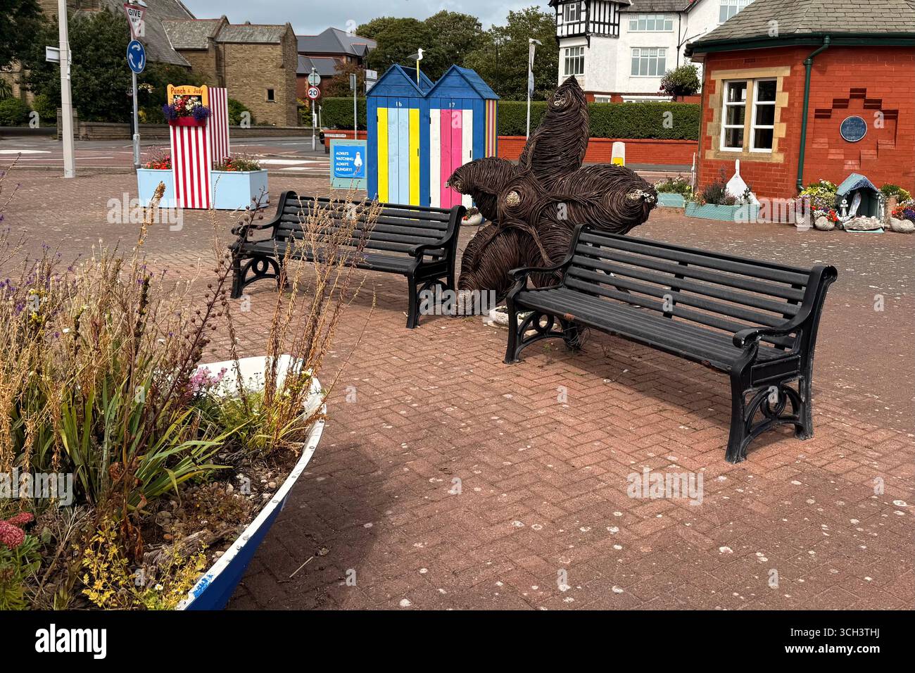 Dekorationen wie Strandhütten und Boot auf dem Kreisverkehr in Andsell in Lytham St Anne's, Lancashire Stockfoto