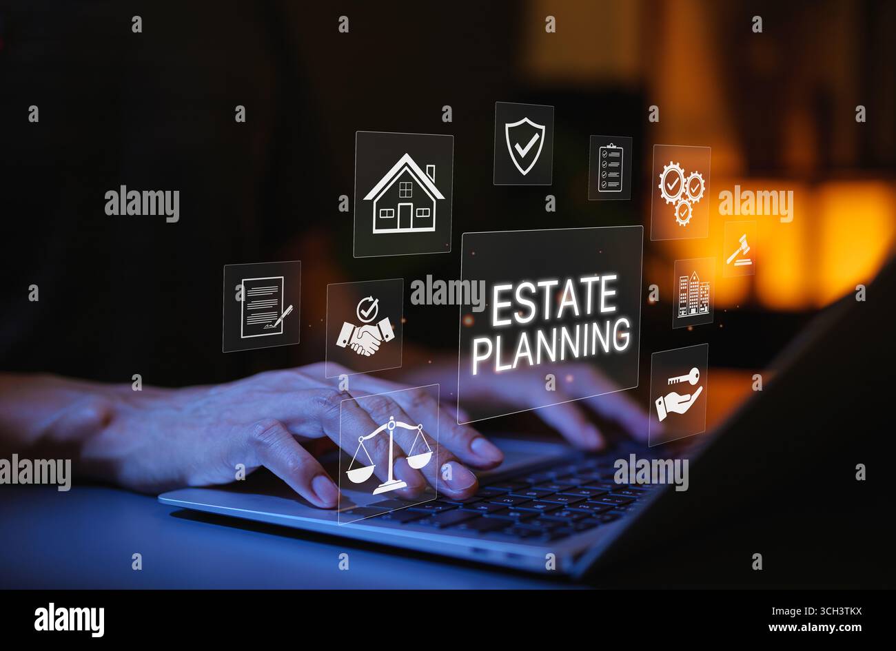 Immobilienplanung und Asset Management-Konzept. Person, die in finanzieller oder rechtlicher Umgebung auf einem Laptop arbeitet, mit Symbolen für juristische Dokumente, Verträge, Stockfoto