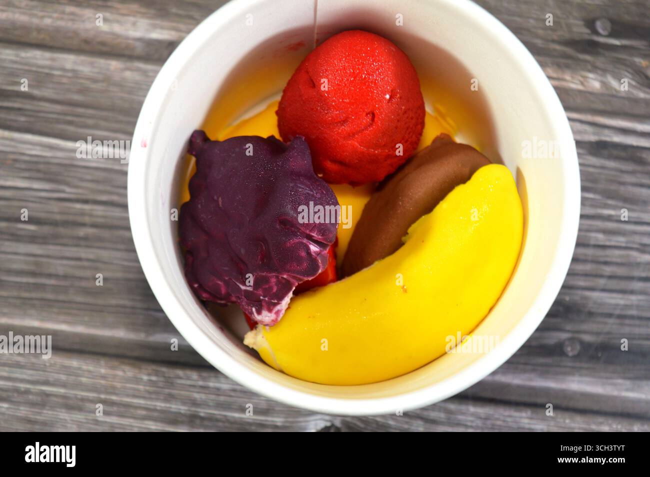 Gefrorene Köstlichkeiten mit Fruchtgeschmack, Eis-Pops oder Eis-Bars, Kombination aus Obst und Eis, verschiedene Geschmacksrichtungen ein erfrischendes Sommererlebnis, das ta Stockfoto