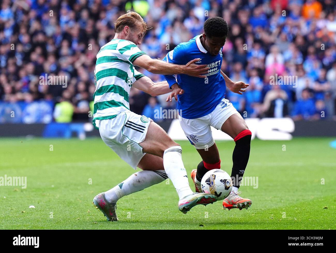 Celtic's Benjamin Nygren (links) und Rangers Jayden Meghoma kämpfen um den Ball während des William Hill Premiership Matches im Ibrox Stadium, Glasgow. Bilddatum: Sonntag, 31. August 2025. Stockfoto