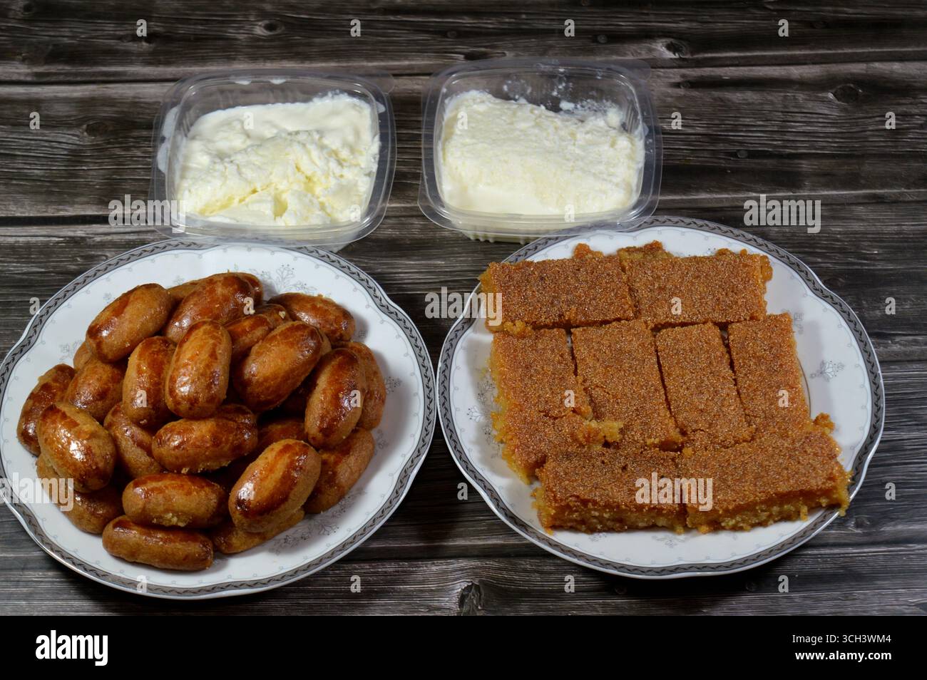 Desserts von Sekerpare (Romoosh el Set), Grießkekse, Romoush Elset mit Sirup, Plain Basbosa oder Basbusa mit Honigzuckersirup mit Milchcreme Q Stockfoto