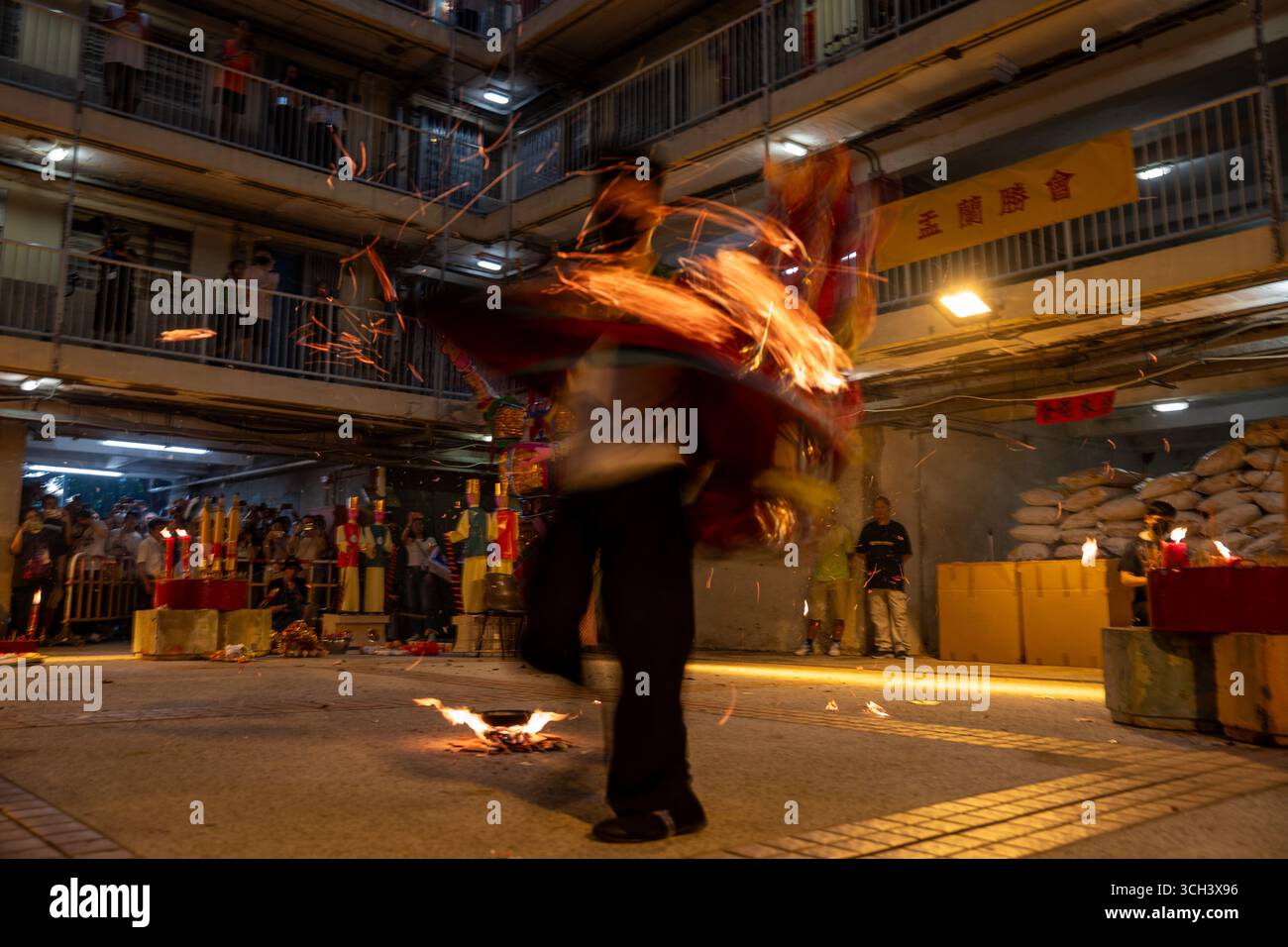 Hongkong. 31. August 2025, Hong Kong, Hong Kong, Hong Kong: Ein taoistischer Priester, der ein Schwert in Brand hält, während er das Break Hell's Gate oder das letzte Tanzritual beim Geisterfestival auf dem Wah Fu Estate am 31. August 2025 vorstellt. In (Credit Image: © Vernon Yuen/Nexpher Images via ZUMA Press Wire) NUR REDAKTIONELLE VERWENDUNG! Nicht für kommerzielle ZWECKE! Quelle: ZUMA Press, Inc./Alamy Live News Stockfoto