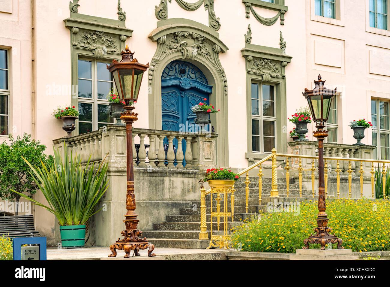 Eingang zum Schloss Branitz im 1846 von Fürst Hermann von Pückler-Muskau angelegtem Landschaftspark in Branitz, Cottbus, Landkreis Spree-Neiße, Brande Stockfoto
