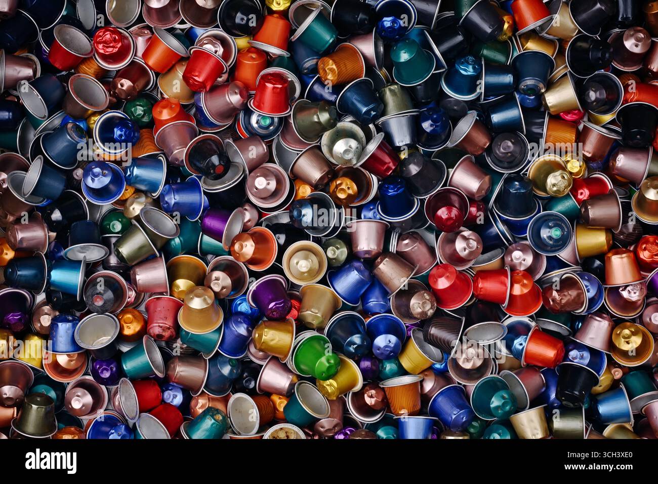 Große Gruppe von bunten gebrauchten Kaffeekapseln, direkt oben gesehen. Horizontale Hintergrundstruktur. Stockfoto