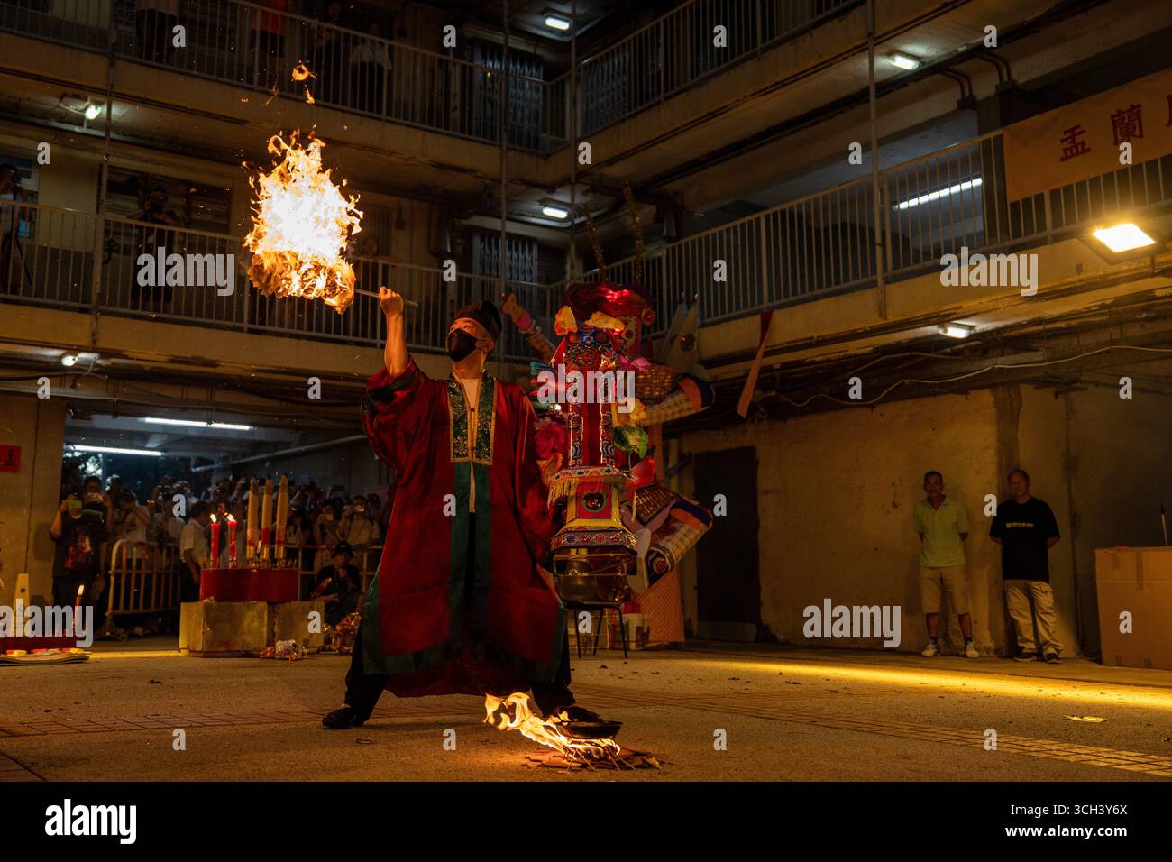 Hongkong. 31. August 2025, Hong Kong, Hong Kong, Hong Kong: Ein taoistischer Priester, der ein Schwert in Brand hält, während er das Break Hell's Gate oder das letzte Tanzritual beim Geisterfestival auf dem Wah Fu Estate am 31. August 2025 vorstellt. In (Credit Image: © Vernon Yuen/Nexpher Images via ZUMA Press Wire) NUR REDAKTIONELLE VERWENDUNG! Nicht für kommerzielle ZWECKE! Quelle: ZUMA Press, Inc./Alamy Live News Stockfoto