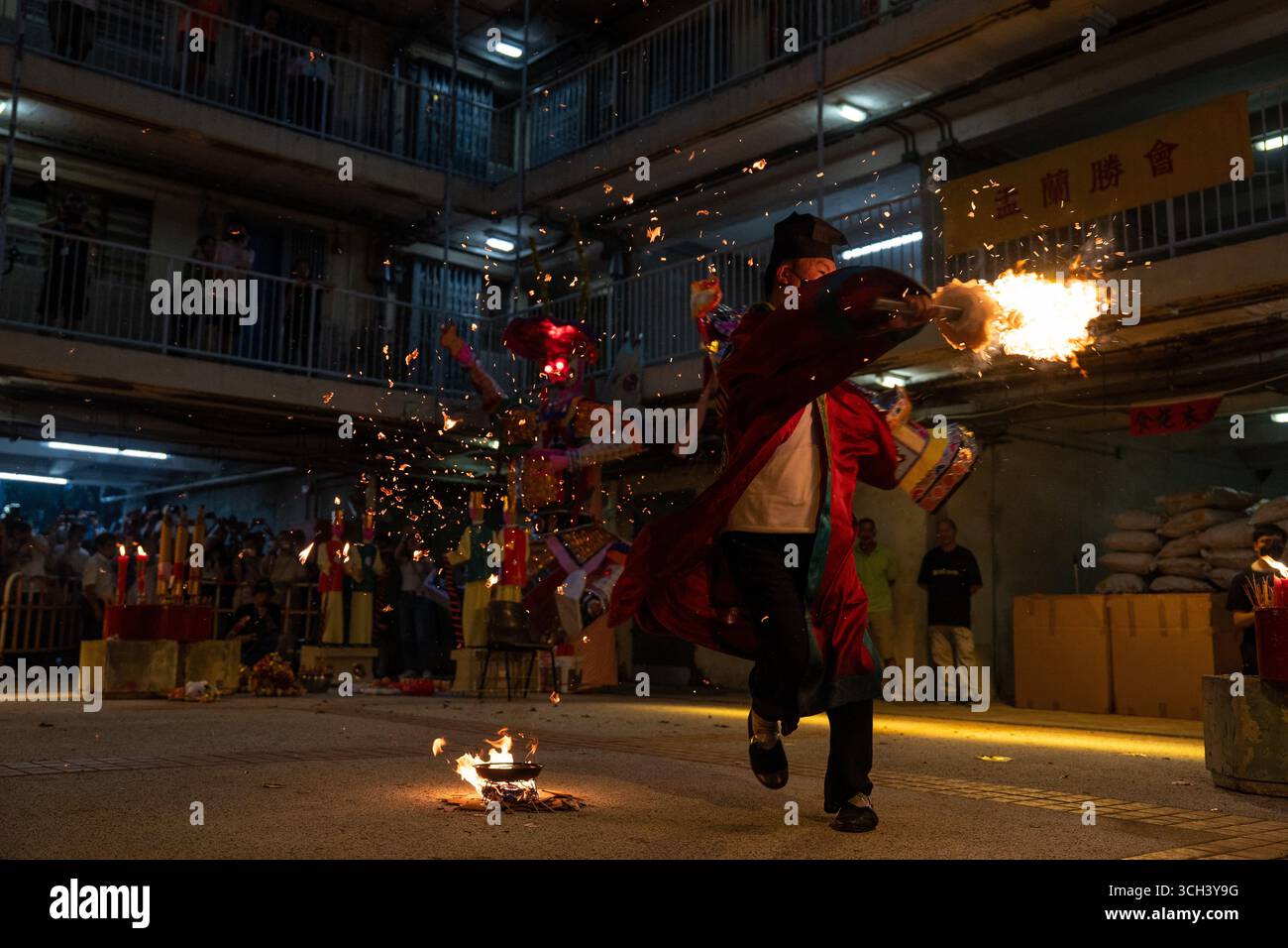 Hongkong. 31. August 2025, Hong Kong, Hong Kong, Hong Kong: Ein taoistischer Priester, der ein Schwert in Brand hält, während er das Break Hell's Gate oder das letzte Tanzritual beim Geisterfestival auf dem Wah Fu Estate am 31. August 2025 vorstellt. In (Credit Image: © Vernon Yuen/Nexpher Images via ZUMA Press Wire) NUR REDAKTIONELLE VERWENDUNG! Nicht für kommerzielle ZWECKE! Quelle: ZUMA Press, Inc./Alamy Live News Stockfoto