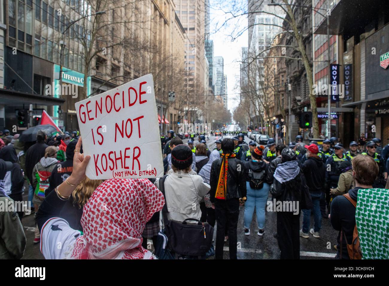 März für Australien (neo-nazi organisierte Veranstaltung) und der pro-palästinensische/Anti-Völkermord-Gegenprotest. Stockfoto