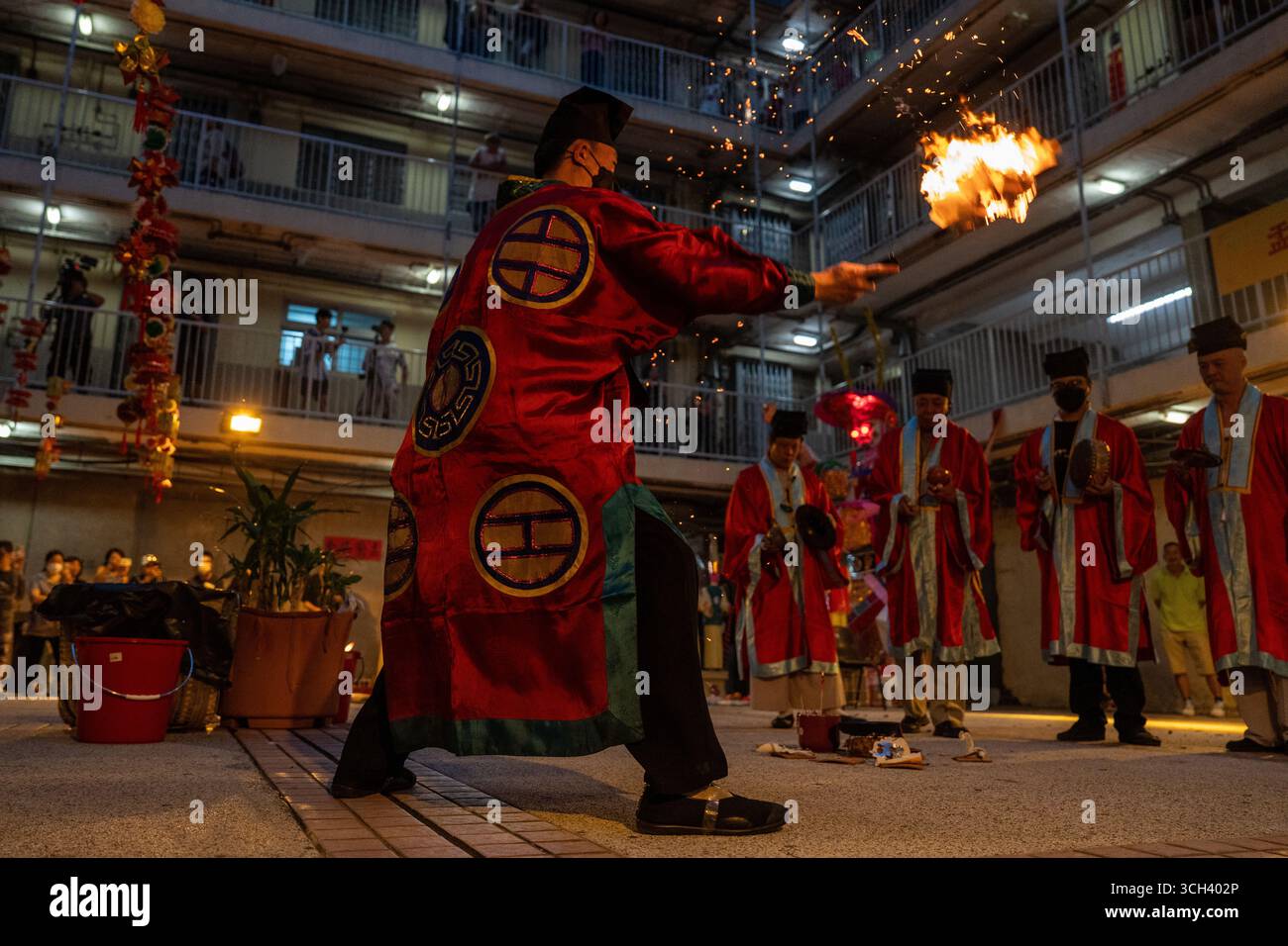 Hongkong. 31. August 2025, Hong Kong, Hong Kong, Hong Kong: Ein taoistischer Priester, der ein Schwert in Brand hält, während er das Break Hell's Gate oder das letzte Tanzritual beim Geisterfestival auf dem Wah Fu Estate am 31. August 2025 vorstellt. In (Credit Image: © Vernon Yuen/Nexpher Images via ZUMA Press Wire) NUR REDAKTIONELLE VERWENDUNG! Nicht für kommerzielle ZWECKE! Quelle: ZUMA Press, Inc./Alamy Live News Stockfoto