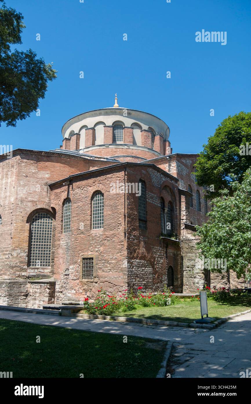 Türkei - Istanbul - Hagia Irene - Gartenblick auf Backsteinapsis, Stützen und bleiverkleidete Kuppel Stockfoto