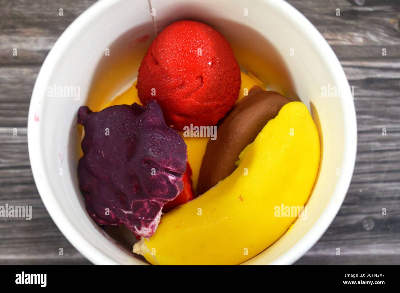 Gefrorene Köstlichkeiten mit Fruchtgeschmack, Eis-Pops oder Eis-Bars, Kombination aus Obst und Eis, verschiedene Geschmacksrichtungen ein erfrischendes Sommererlebnis, das ta Stockfoto
