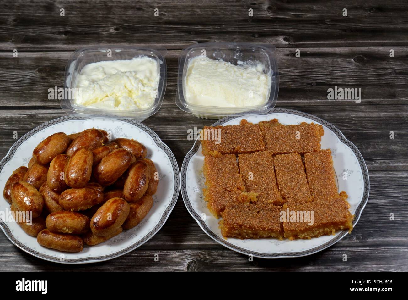Desserts von Sekerpare (Romoosh el Set), Grießkekse, Romoush Elset mit Sirup, Plain Basbosa oder Basbusa mit Honigzuckersirup mit Milchcreme Q Stockfoto