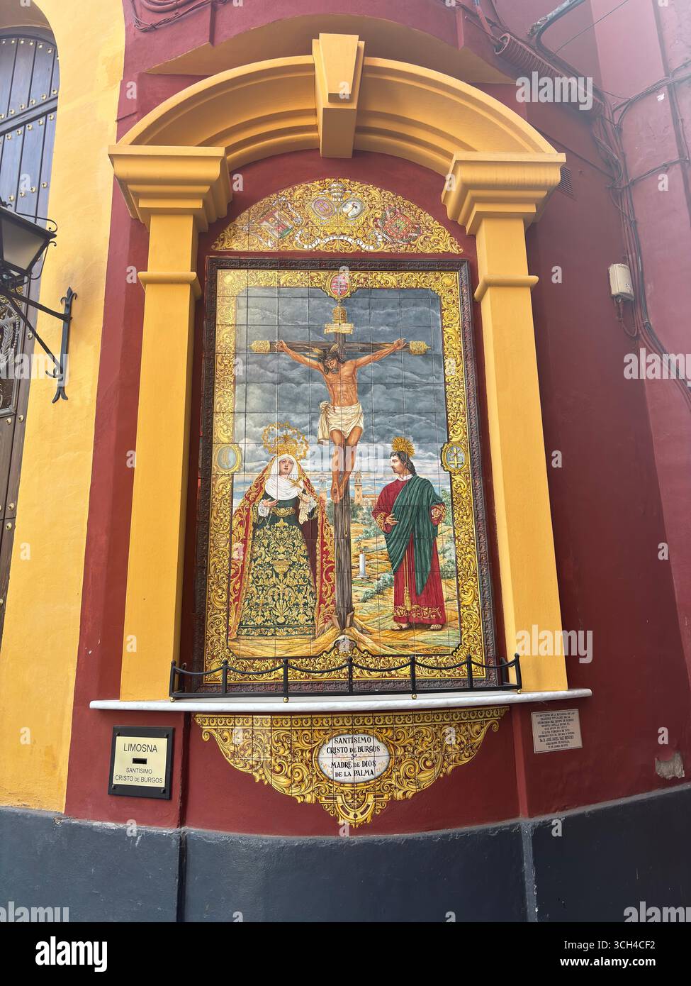 Religiöse Symbole und Architektur in Sevilla, Spanien, zeigen das reiche spirituelle Erbe und die architektonische Schönheit der Stadt. Stockfoto
