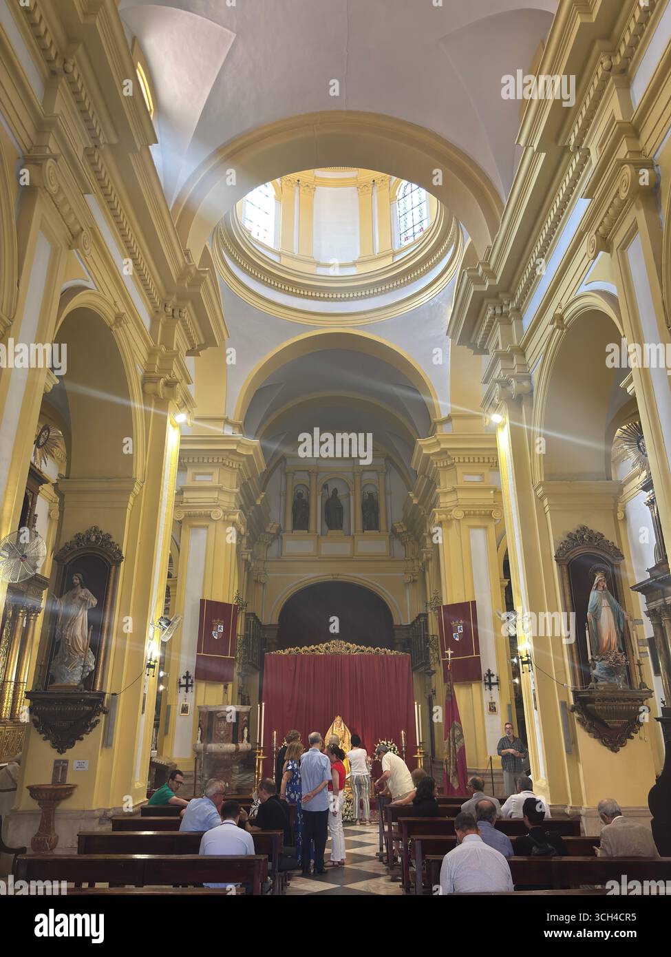 Religiöse Symbole und Architektur in Sevilla, Spanien, zeigen das reiche spirituelle Erbe und die architektonische Schönheit der Stadt. Stockfoto