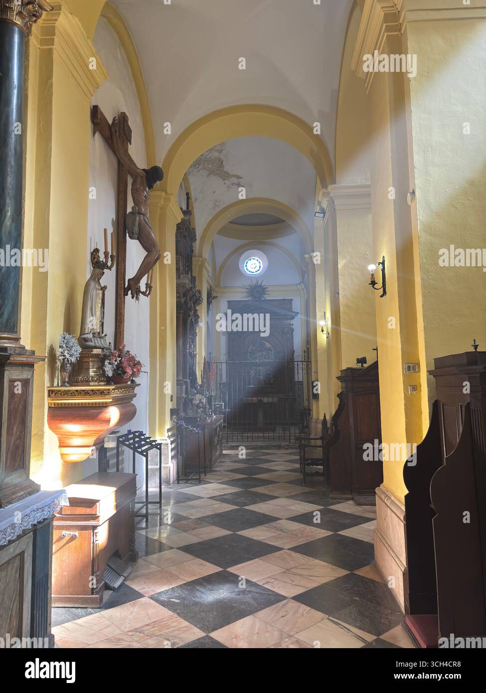 Religiöse Symbole und Architektur in Sevilla, Spanien, zeigen das reiche spirituelle Erbe und die architektonische Schönheit der Stadt. Stockfoto