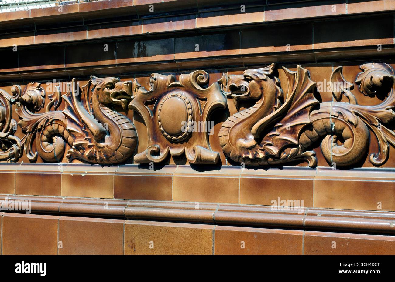 Relief von zwei Wyvernen in Terrakotta an der Außenwand des Midland Hotels, St. Peter's Square, Manchester. Stockfoto