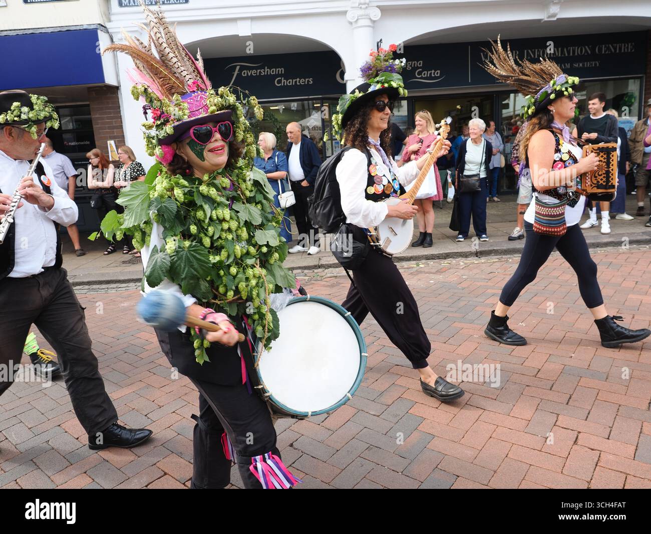 Faversham, Kent, Großbritannien. 31. August 2025. 36. Jährliches Faversham Hop Festival - feiert Favershams Verbindung mit Hopfenzucht/Brauerei (Heimat von Shepherd Neame) Faversham wird mit Musik und Aufführungen auf vier Bühnen lebendig. Quelle: James Bell/Alamy Live News Stockfoto