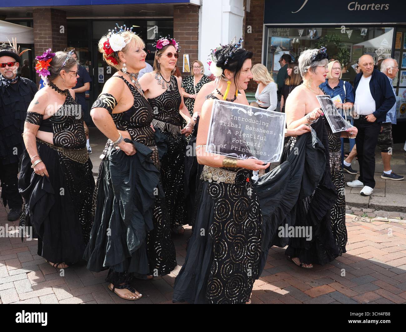 Faversham, Kent, Großbritannien. 31. August 2025. 36. Jährliches Faversham Hop Festival - feiert Favershams Verbindung mit Hopfenzucht/Brauerei (Heimat von Shepherd Neame) Faversham wird mit Musik und Aufführungen auf vier Bühnen lebendig. Quelle: James Bell/Alamy Live News Stockfoto