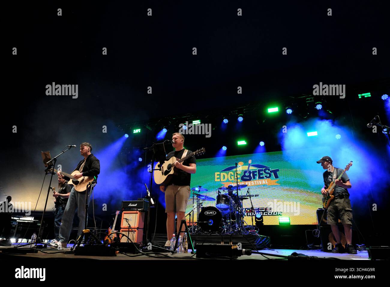 Jedburgh, Großbritannien. 31. August 2025. Am zweiten Tag des EdgeFest 2025 in Lilliardsedge bei Jedburgh tritt das Western End am 30. August 2025 auf. EdgeFest 2025, Musikfestival. Ein wachsendes Musikfestival in den schottischen Grenzen, das jetzt im dritten Jahr in Lilliardsedge in der Nähe von Jedburgh stattfindet. Musik und Unterhaltung für die ganze Familie, unter dem großen Dach. (Quelle: Rob Gray/Alamy Live News Stockfoto