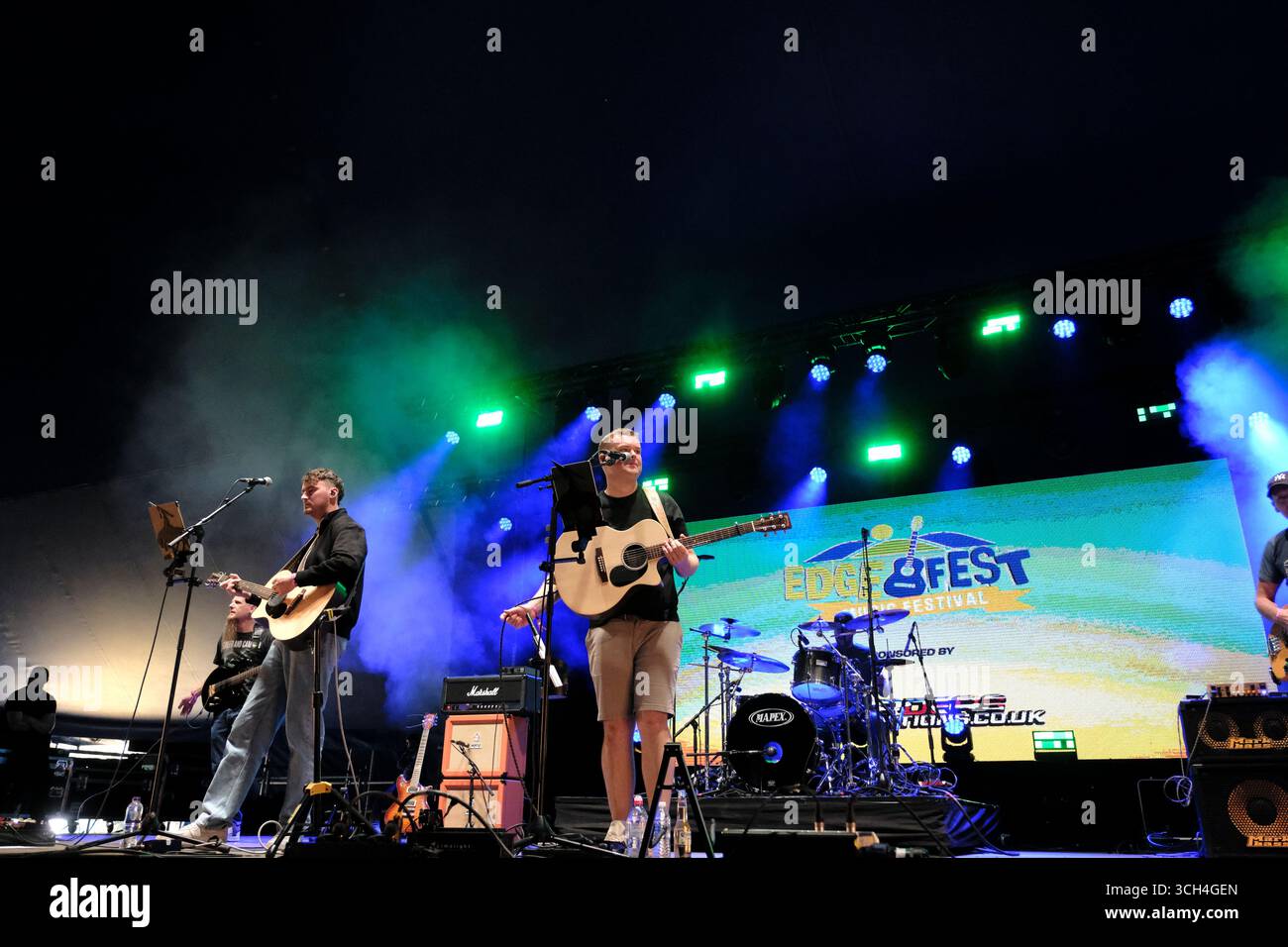 Jedburgh, Großbritannien. 31. August 2025. Am zweiten Tag des EdgeFest 2025 in Lilliardsedge bei Jedburgh tritt das Western End am 30. August 2025 auf. EdgeFest 2025, Musikfestival. Ein wachsendes Musikfestival in den schottischen Grenzen, das jetzt im dritten Jahr in Lilliardsedge in der Nähe von Jedburgh stattfindet. Musik und Unterhaltung für die ganze Familie, unter dem großen Dach. (Quelle: Rob Gray/Alamy Live News Stockfoto