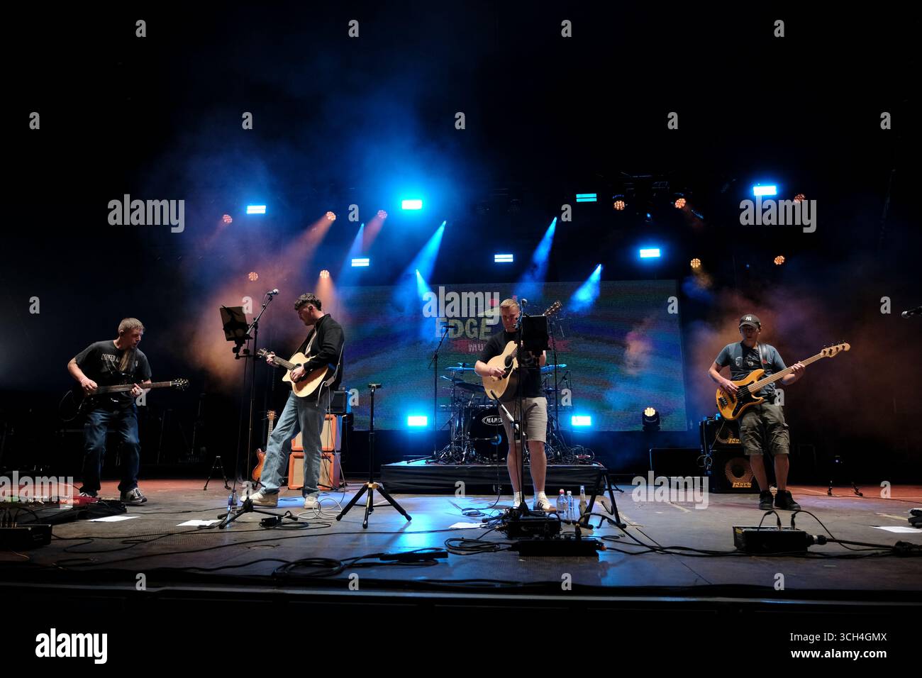 Jedburgh, Großbritannien. 31. August 2025. Am zweiten Tag des EdgeFest 2025 in Lilliardsedge bei Jedburgh tritt das Western End am 30. August 2025 auf. EdgeFest 2025, Musikfestival. Ein wachsendes Musikfestival in den schottischen Grenzen, das jetzt im dritten Jahr in Lilliardsedge in der Nähe von Jedburgh stattfindet. Musik und Unterhaltung für die ganze Familie, unter dem großen Dach. (Quelle: Rob Gray/Alamy Live News Stockfoto