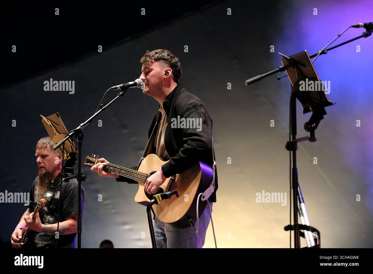 Jedburgh, Großbritannien. 31. August 2025. Am zweiten Tag des EdgeFest 2025 in Lilliardsedge bei Jedburgh tritt das Western End am 30. August 2025 auf. EdgeFest 2025, Musikfestival. Ein wachsendes Musikfestival in den schottischen Grenzen, das jetzt im dritten Jahr in Lilliardsedge in der Nähe von Jedburgh stattfindet. Musik und Unterhaltung für die ganze Familie, unter dem großen Dach. (Quelle: Rob Gray/Alamy Live News Stockfoto