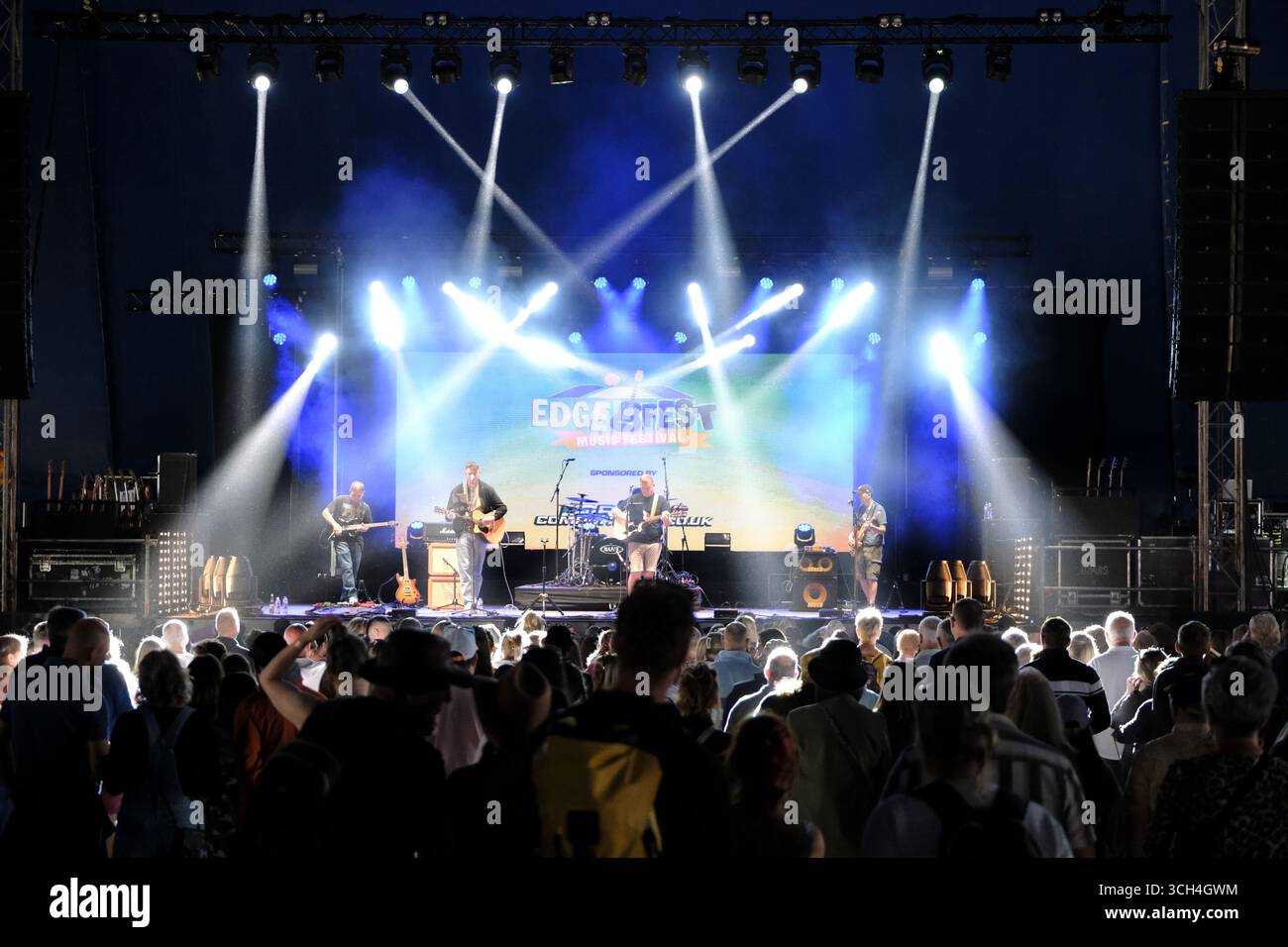 Jedburgh, Großbritannien. 31. August 2025. Am zweiten Tag des EdgeFest 2025 in Lilliardsedge bei Jedburgh tritt das Western End am 30. August 2025 auf. EdgeFest 2025, Musikfestival. Ein wachsendes Musikfestival in den schottischen Grenzen, das jetzt im dritten Jahr in Lilliardsedge in der Nähe von Jedburgh stattfindet. Musik und Unterhaltung für die ganze Familie, unter dem großen Dach. (Quelle: Rob Gray/Alamy Live News Stockfoto