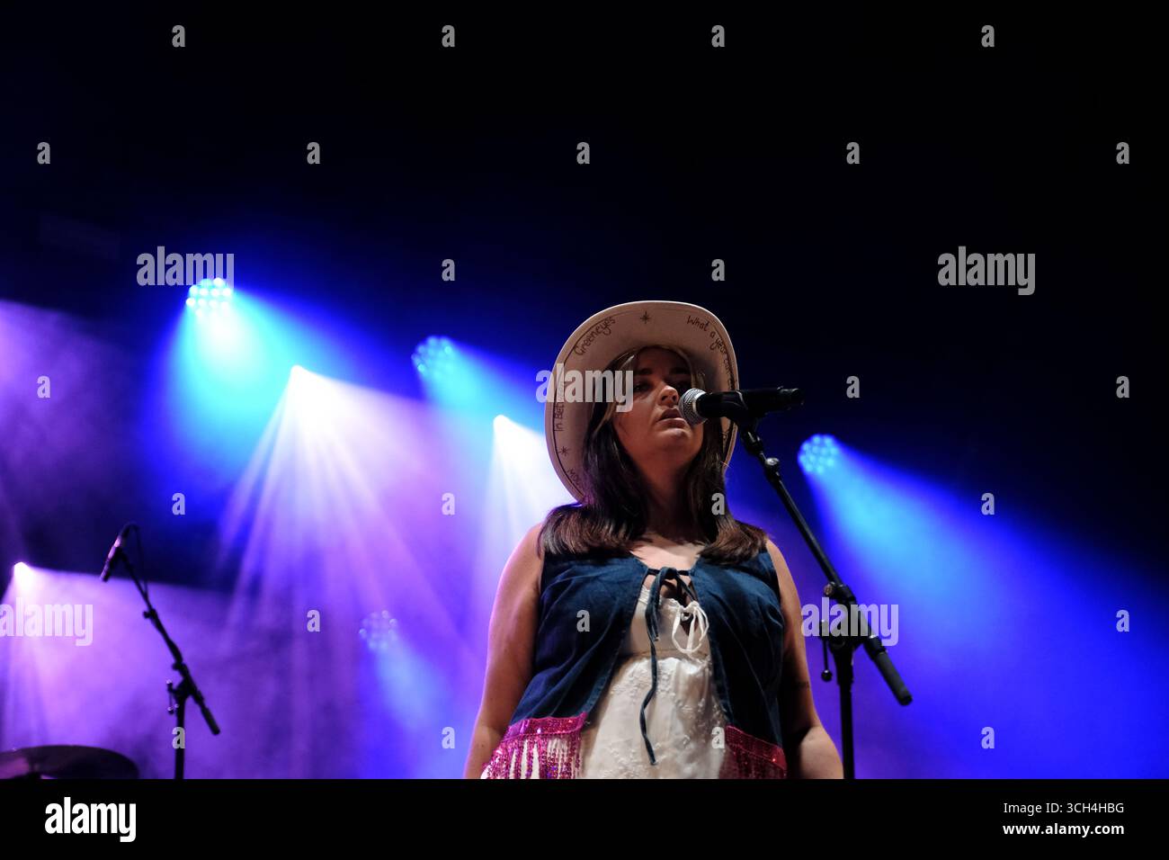 Jedburgh, Großbritannien. 31. August 2025. Lucy Tay trat am 30. August auf der Bühne des EdgeFest 2025 in Lilliardsedge nahe Jedburgh auf 2025. EdgeFest 2025, Musikfestival. Ein wachsendes Musikfestival in den schottischen Grenzen, das jetzt im dritten Jahr in Lilliardsedge in der Nähe von Jedburgh stattfindet. Musik und Unterhaltung für die ganze Familie, unter dem großen Dach. (Quelle: Rob Gray/Alamy Live News Stockfoto