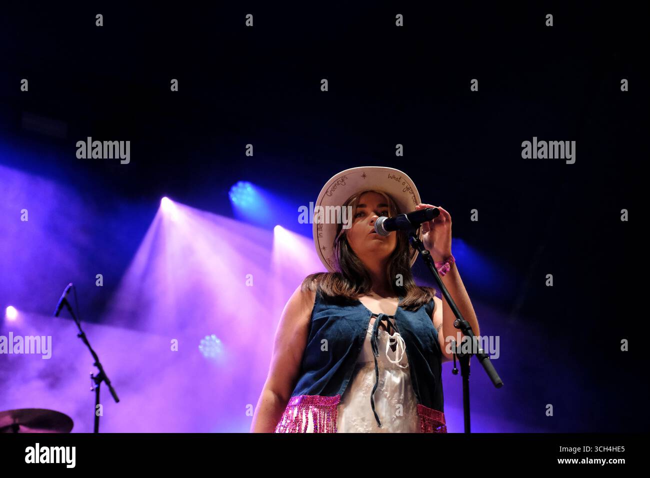 Jedburgh, Großbritannien. 31. August 2025. Lucy Tay trat am 30. August auf der Bühne des EdgeFest 2025 in Lilliardsedge nahe Jedburgh auf 2025. EdgeFest 2025, Musikfestival. Ein wachsendes Musikfestival in den schottischen Grenzen, das jetzt im dritten Jahr in Lilliardsedge in der Nähe von Jedburgh stattfindet. Musik und Unterhaltung für die ganze Familie, unter dem großen Dach. (Quelle: Rob Gray/Alamy Live News Stockfoto