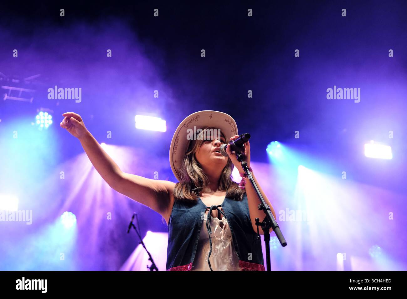 Jedburgh, Großbritannien. 31. August 2025. Lucy Tay trat am 30. August auf der Bühne des EdgeFest 2025 in Lilliardsedge nahe Jedburgh auf 2025. EdgeFest 2025, Musikfestival. Ein wachsendes Musikfestival in den schottischen Grenzen, das jetzt im dritten Jahr in Lilliardsedge in der Nähe von Jedburgh stattfindet. Musik und Unterhaltung für die ganze Familie, unter dem großen Dach. (Quelle: Rob Gray/Alamy Live News Stockfoto