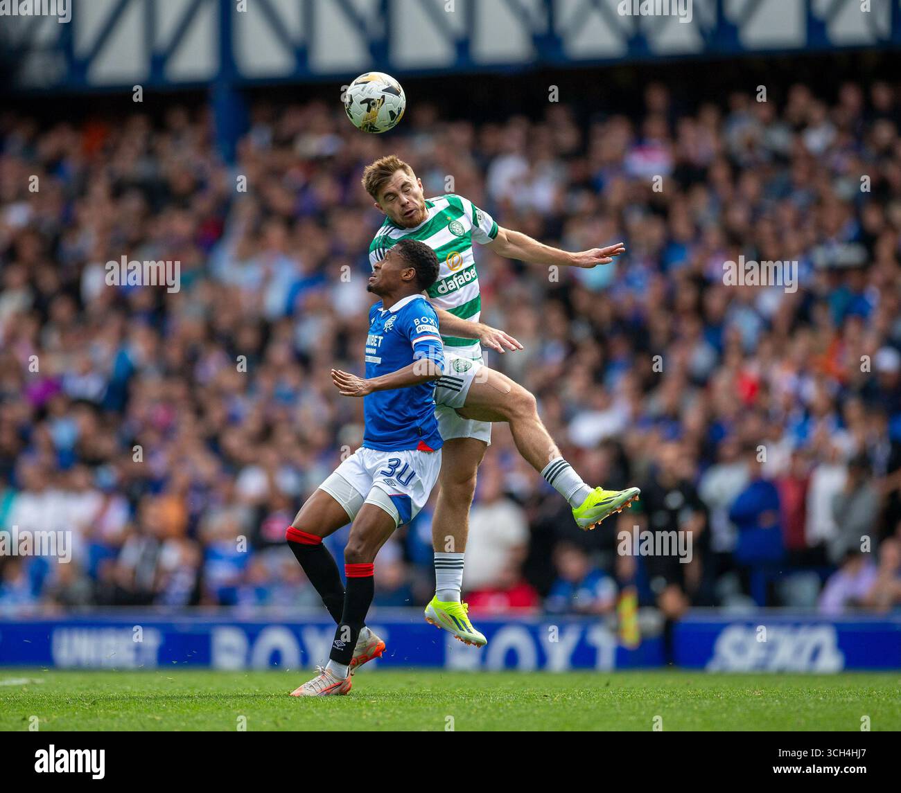 Ibrox Stadium, Glasgow, Großbritannien. 31. August 2025. Scottish Premiership Football, Rangers versus Celtic; James Forrest von Celtic springt um den Ball mit Jayden Meghoma von Rangers Credit: Action Plus Sports/Alamy Live News Stockfoto