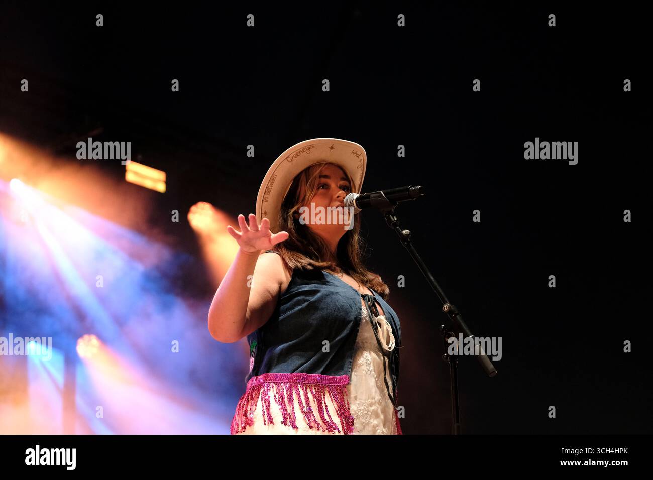 Jedburgh, Großbritannien. 31. August 2025. Lucy Tay trat am 30. August auf der Bühne des EdgeFest 2025 in Lilliardsedge nahe Jedburgh auf 2025. EdgeFest 2025, Musikfestival. Ein wachsendes Musikfestival in den schottischen Grenzen, das jetzt im dritten Jahr in Lilliardsedge in der Nähe von Jedburgh stattfindet. Musik und Unterhaltung für die ganze Familie, unter dem großen Dach. (Quelle: Rob Gray/Alamy Live News Stockfoto