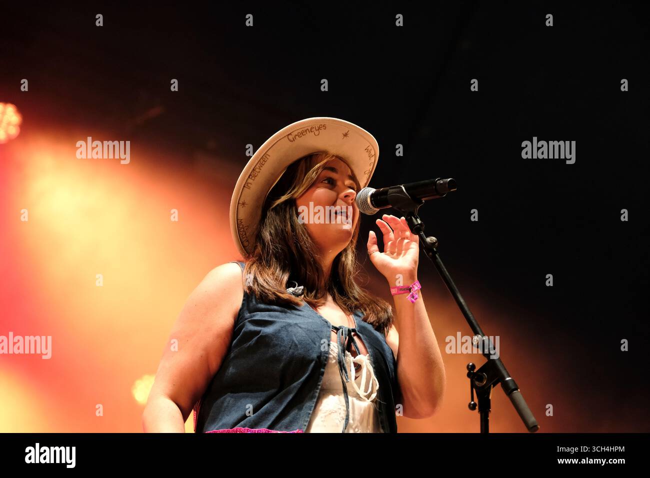 Jedburgh, Großbritannien. 31. August 2025. Lucy Tay trat am 30. August auf der Bühne des EdgeFest 2025 in Lilliardsedge nahe Jedburgh auf 2025. EdgeFest 2025, Musikfestival. Ein wachsendes Musikfestival in den schottischen Grenzen, das jetzt im dritten Jahr in Lilliardsedge in der Nähe von Jedburgh stattfindet. Musik und Unterhaltung für die ganze Familie, unter dem großen Dach. (Quelle: Rob Gray/Alamy Live News Stockfoto