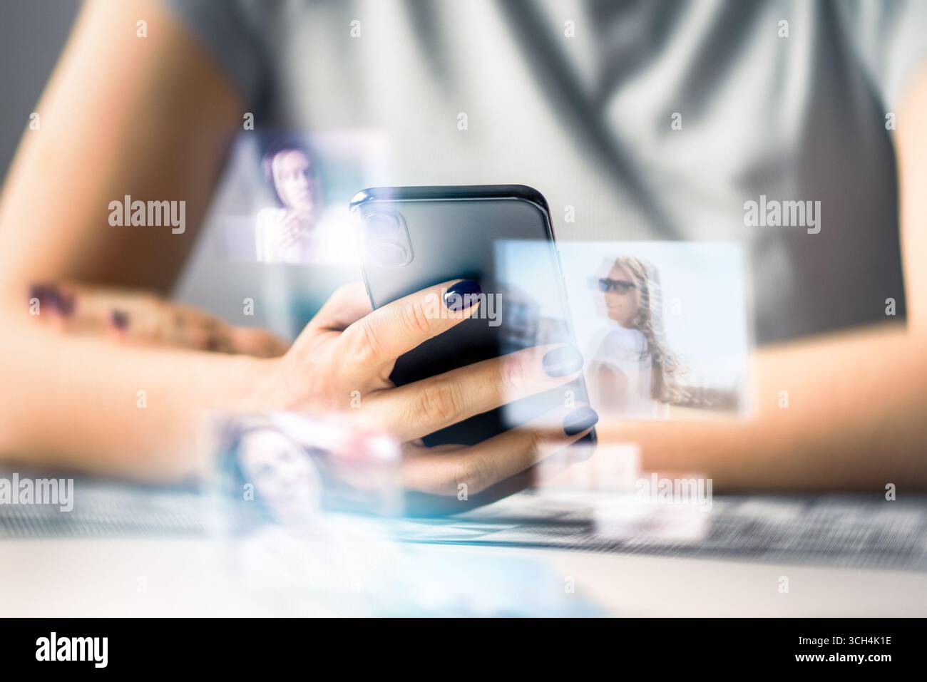 Content Creator mit Smartphone und App zur Fotobearbeitung oder KI-Bildgenerator. Frau mit Smartphone. Social Feed, digitale Galerie oder Profil. Stockfoto