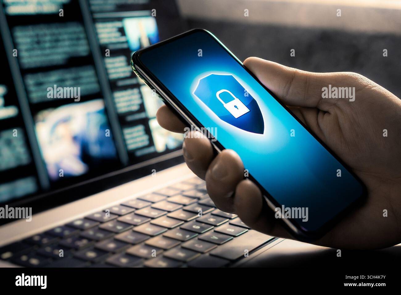 Cybersicherheit per Telefon, um Daten vor Betrug, Hacker, Identitätsdiebstahl oder Betrug zu schützen. Online-Datenschutz und sichere Nutzung von Smartphones und Laptops. Stockfoto