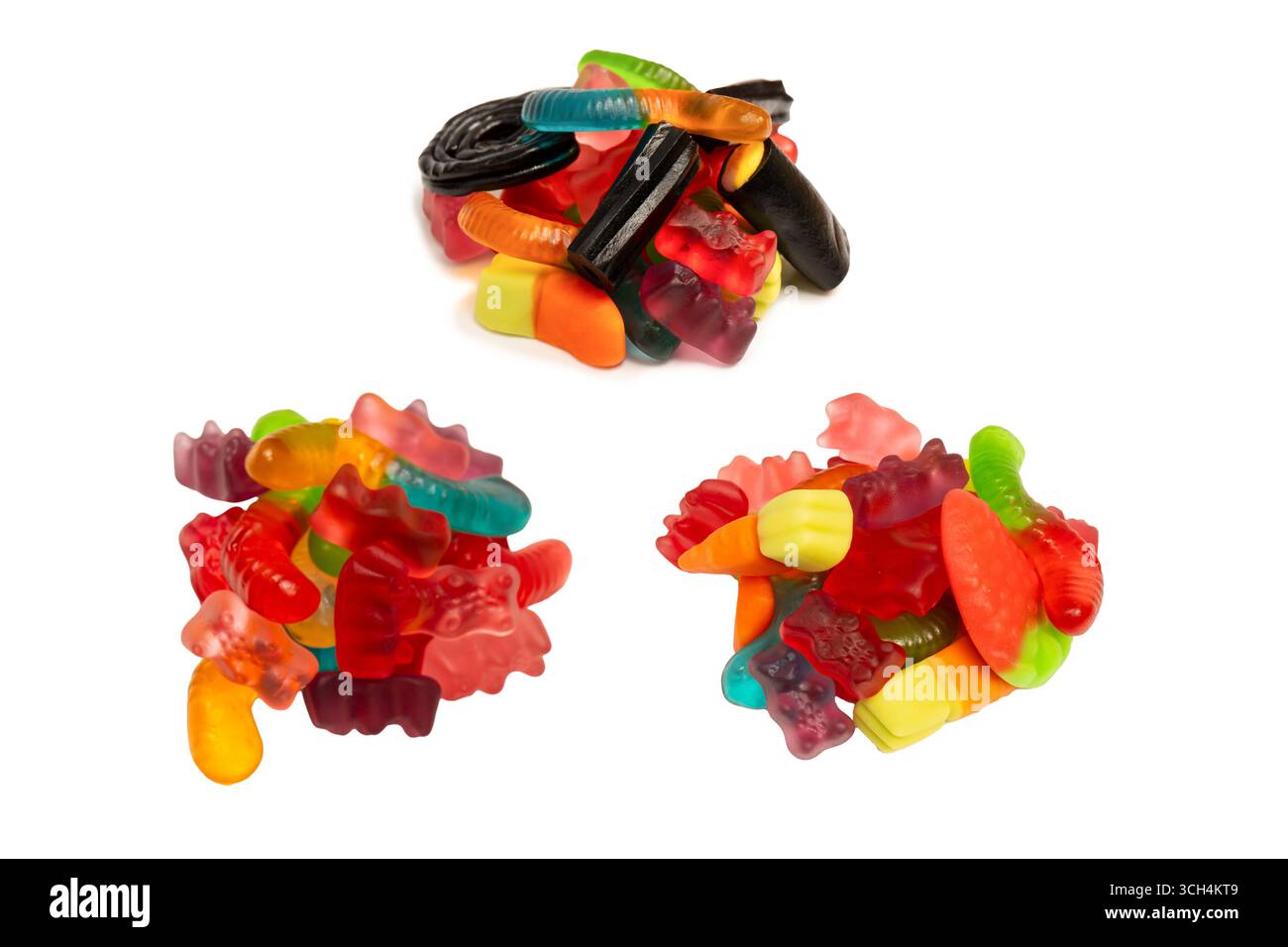 Bunte Bonbons aus Gummi isoliert auf weißem Hintergrund. Draufsicht. Süßigkeiten. Stockfoto