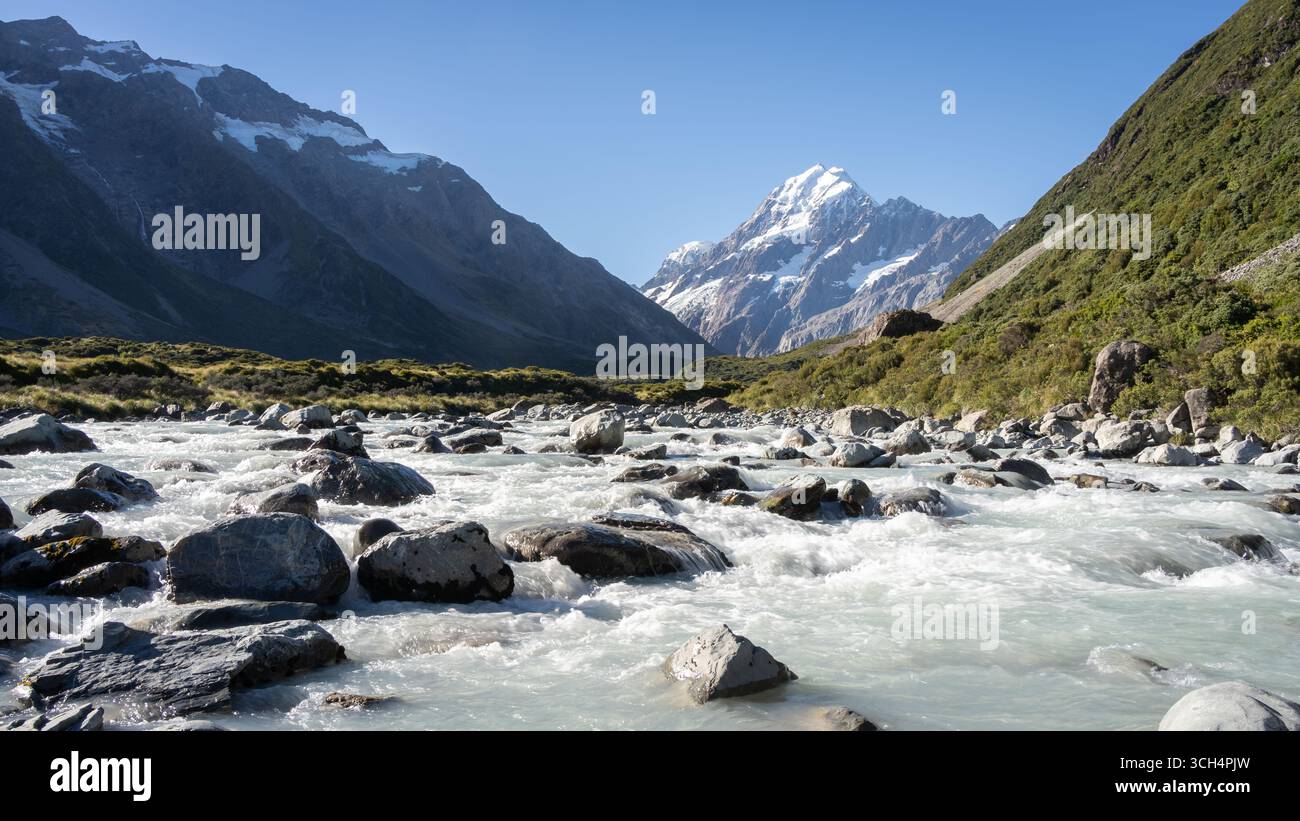 Gletscherfluss, der durch das malerische Alpental mit verschneiten Bergen fließt, Mt Cook, Neuseeland Stockfoto