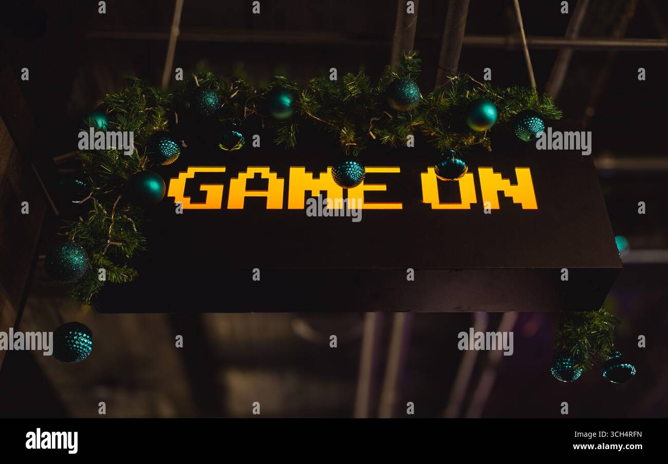 Spiel-on-Arkadenschild mit Weihnachtsbar-Dekoration und Weihnachtsschmuck Stockfoto