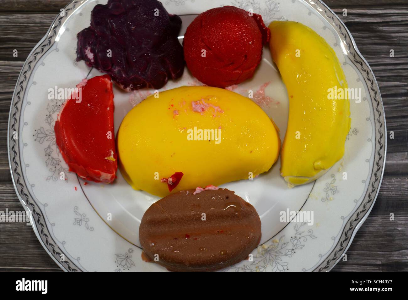 Gefrorene Köstlichkeiten mit Fruchtgeschmack, Eis-Pops oder Eis-Bars, Kombination aus Obst und Eis, verschiedene Geschmacksrichtungen ein erfrischendes Sommererlebnis, das ta Stockfoto