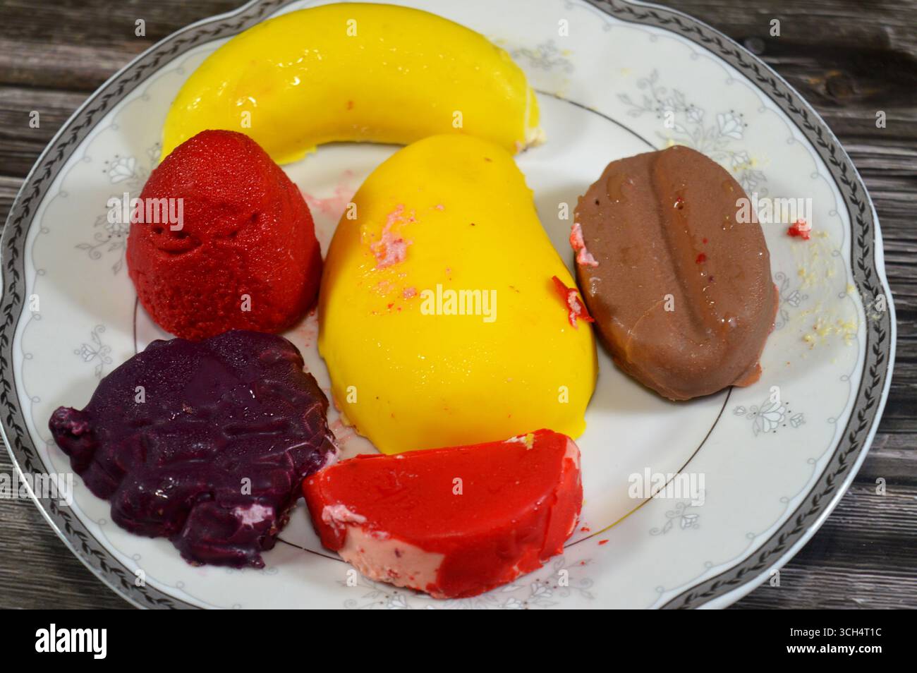 Gefrorene Köstlichkeiten mit Fruchtgeschmack, Eis-Pops oder Eis-Bars, Kombination aus Obst und Eis, verschiedene Geschmacksrichtungen ein erfrischendes Sommererlebnis, das ta Stockfoto