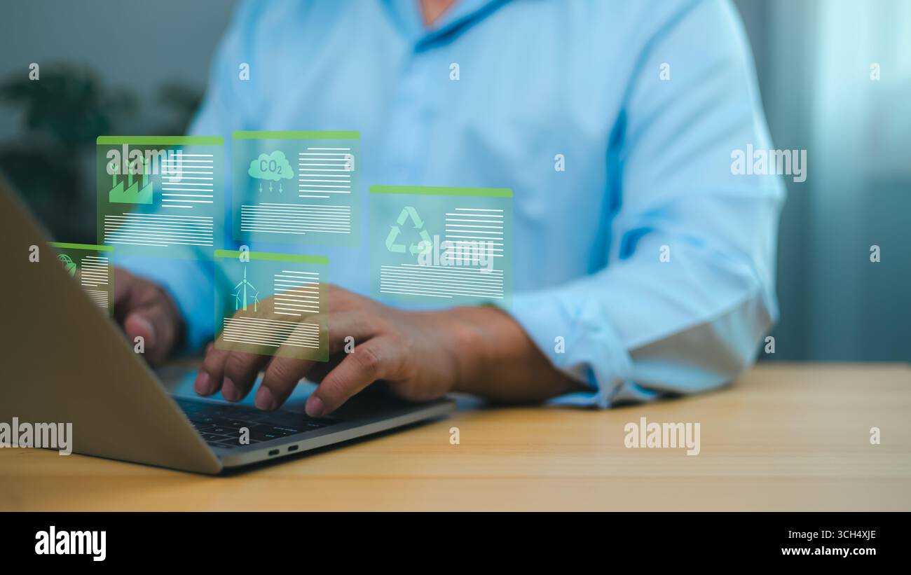 Geschäftsmann, der ein Notebook mit Augmented-Reality-Symbolen für erneuerbare Energien, Recycling, CO2-Reduktion nutzt und nachhaltige Unternehmenstechnologie und zeigt Stockfoto