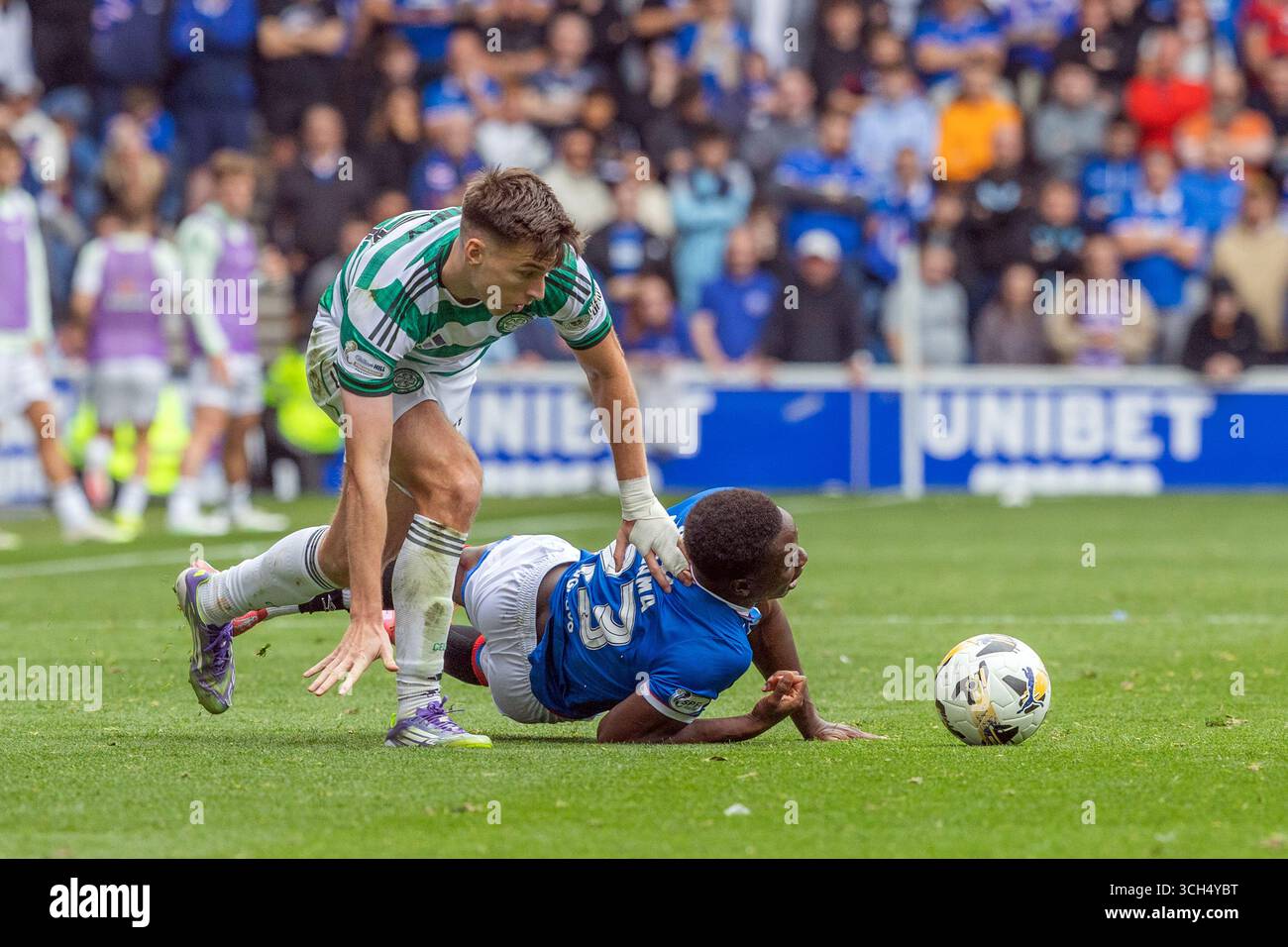 Glasgow, Großbritannien. 31. August 2025. Die Rangers spielten Celtic im William Hill Premiership Old Firm Derby Spiel im Ibrox Stadion in Glasgow. Das Ergebnis war die Rangers 0 - 0 Celtic. Djeidi Gassama (R23) wird von hinten von Kieran Tierney (C63) angegriffen Credit: Findlay/Alamy Live News Stockfoto