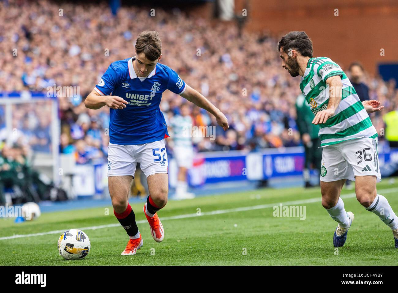 Glasgow, Großbritannien. 31. August 2025. Die Rangers spielten Celtic im William Hill Premiership Old Firm Derby Spiel im Ibrox Stadion in Glasgow. Das Ergebnis war die Rangers 0 - 0 Celtic. Findlay Curtis (R52) mit dem Ball, der von Marcelo Saracchi (C36) angegriffen wird. Credit: Findlay/Alamy Live News Stockfoto