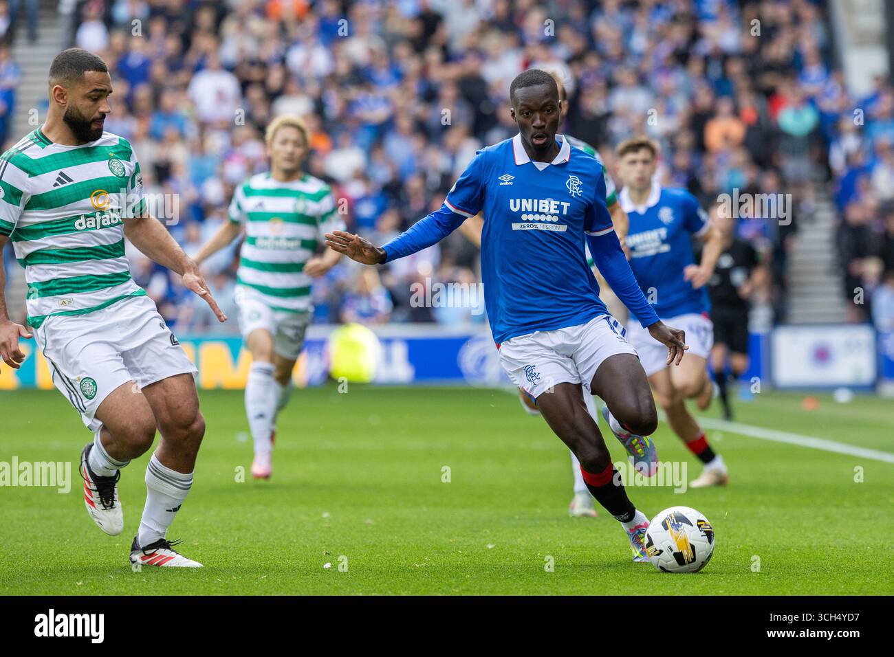 Glasgow, Großbritannien. 31. August 2025. Die Rangers spielten Celtic im William Hill Premiership Old Firm Derby Spiel im Ibrox Stadion in Glasgow. Das Ergebnis war die Rangers 0 - 0 Celtic. Mohamed Diomande (R10), wobei der Ball von Cameron Carter-Vickers (C20) getroffen wurde Credit: Findlay/Alamy Live News Stockfoto