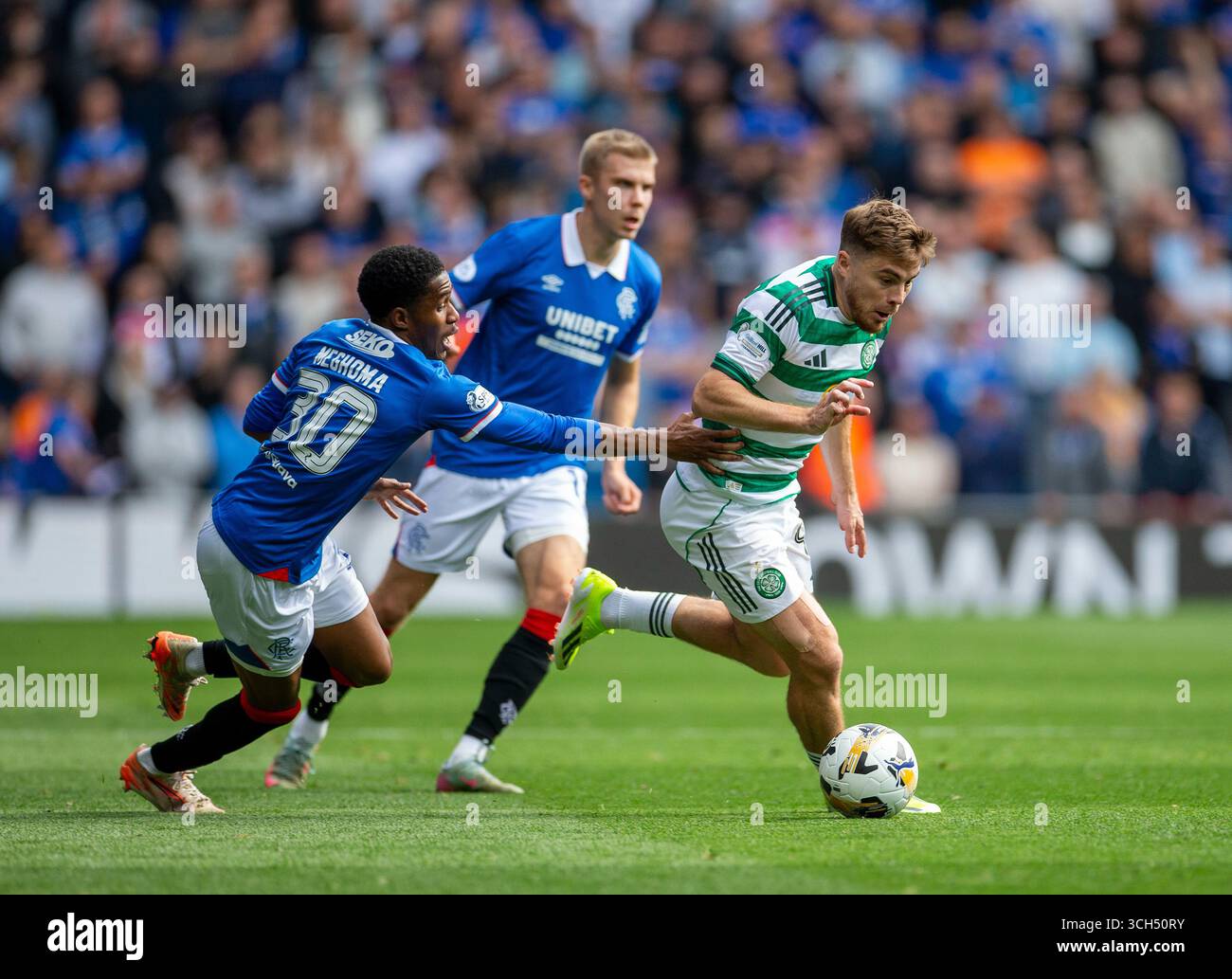 Ibrox Stadium, Glasgow, Großbritannien. 31. August 2025. Jayden Meghoma von den Rangers versucht, den Lauf von James Forrest von Celtic Credit: Action Plus Sports/Alamy Live News zu stoppen Stockfoto