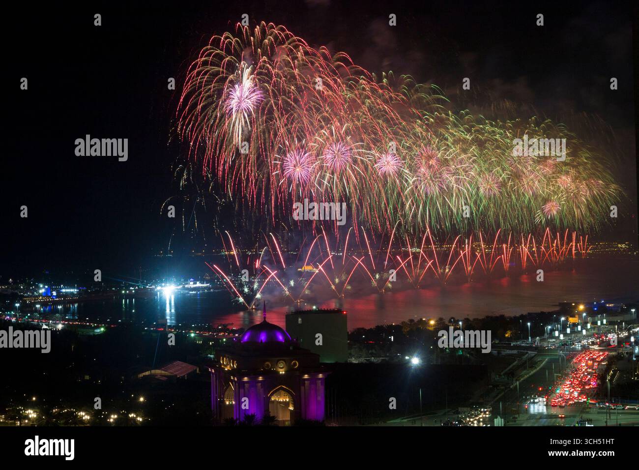 Vereinigte Arabische Emirate - Abu Dhabi - Corniche - großer Bogen mit Feuerwerk über dem Golf und der hellen Skyline Stockfoto