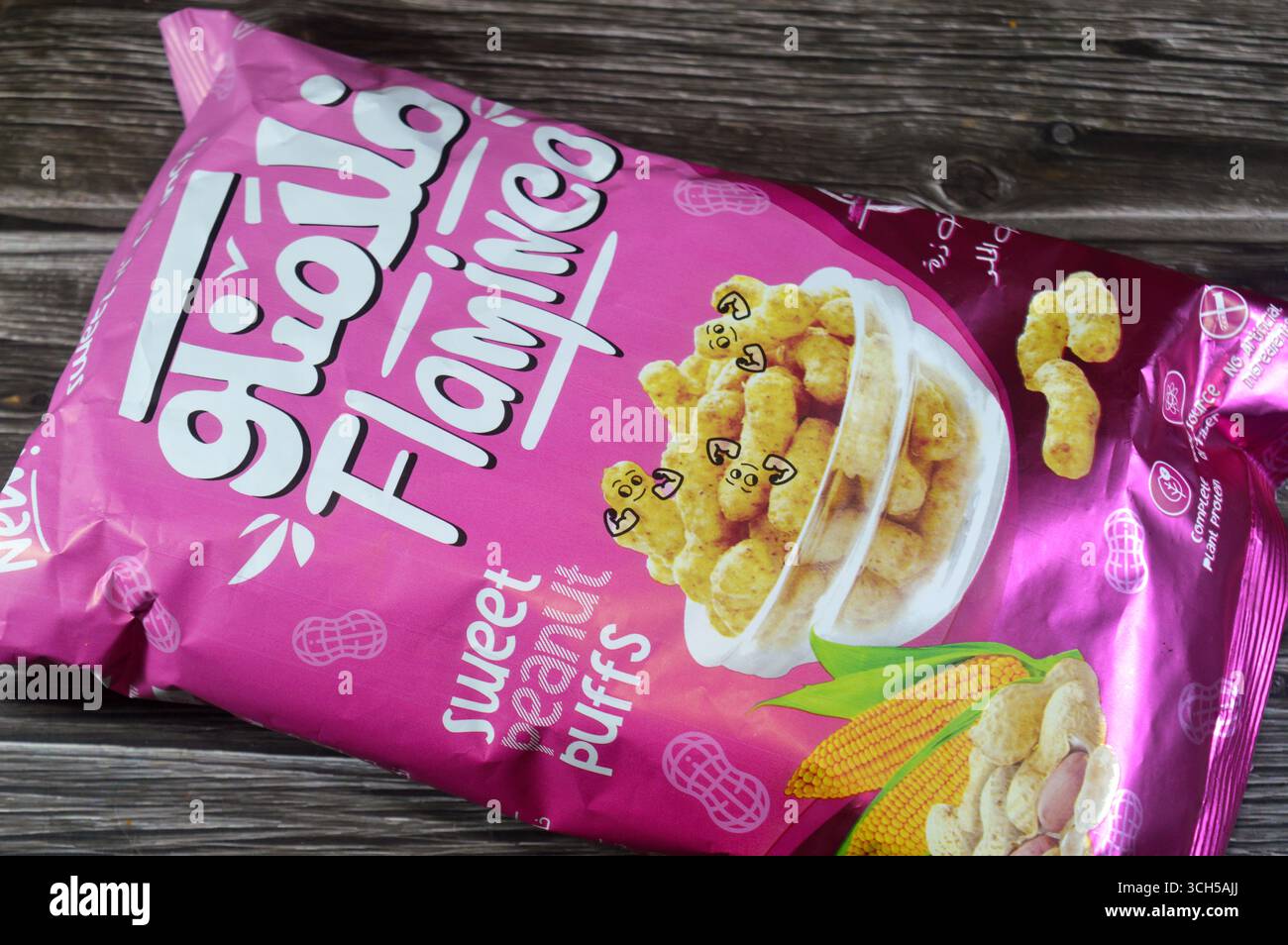 Kairo, Ägypten, 25. August 2025: Süßer Erdnussgeschmack Flaminco Puffcorn oder Maispuffs sind gepuffte oder extrudierte Maissnacks, die mit Maismehl zubereitet werden Stockfoto